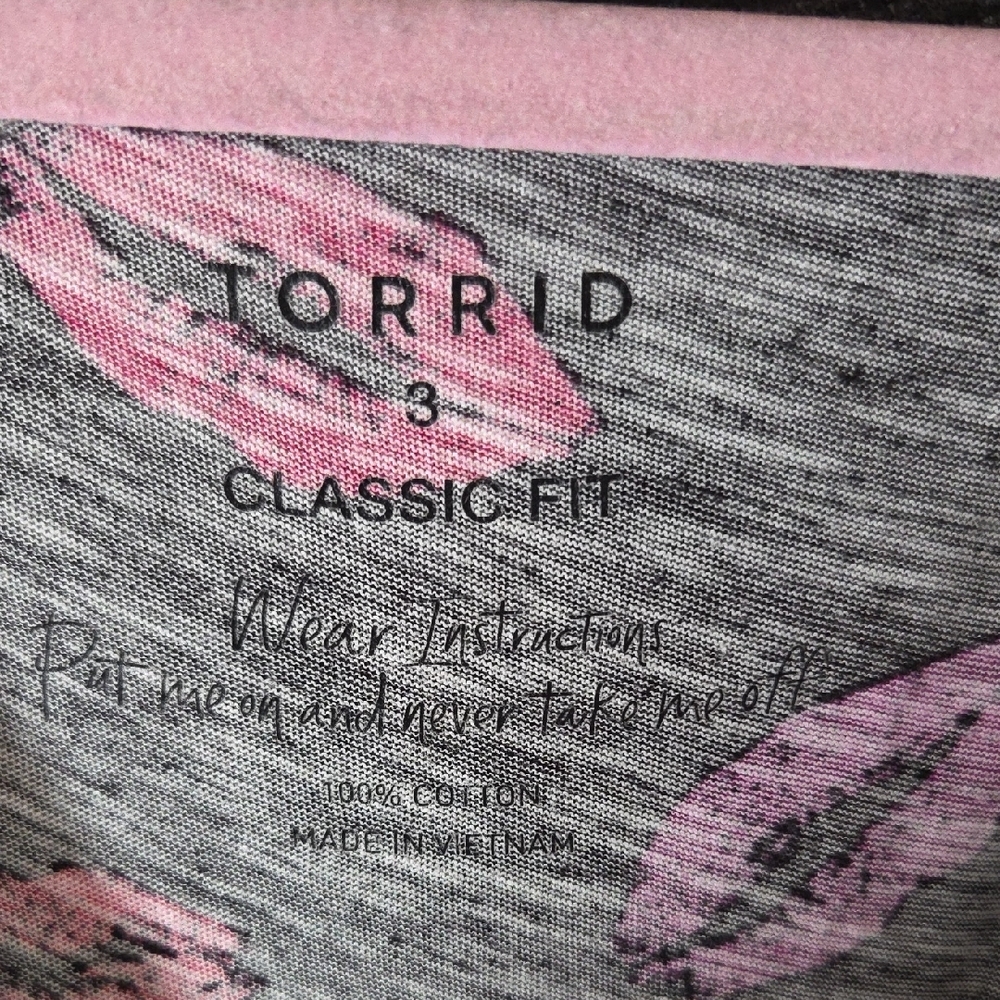 Torrid Black Tee with Red and Pink Lip Print From 2020 - Picture 4 of 7